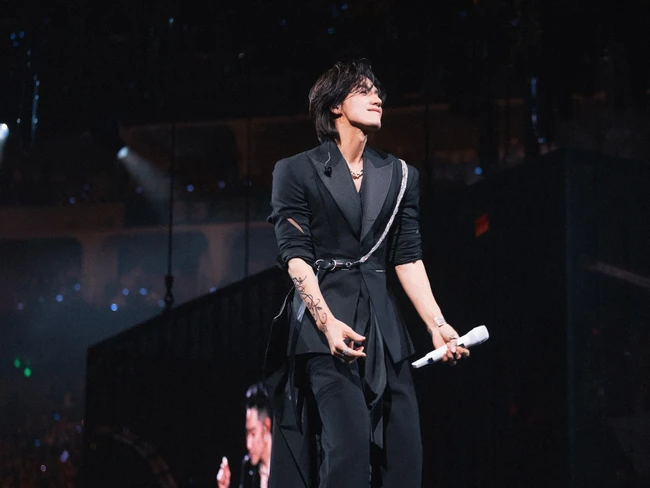 “Aku tersandung dan disalahpahami, tapi aku tidak pernah melarikan diri. Aku selalu berdiri tegar di atas panggung. Terima kasih telah mendukungku tanpa henti selama 24 tahun terakhir. Aku benar-benar mencintaimu. kata Jerry Yan. Foto: Weibo Jerry Yan Studio