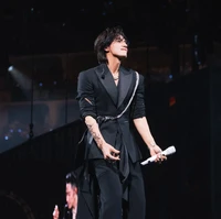 “Aku tersandung dan disalahpahami, tapi aku tidak pernah melarikan diri. Aku selalu berdiri tegar di atas panggung. Terima kasih telah mendukungku tanpa henti selama 24 tahun terakhir. Aku benar-benar mencintaimu. kata Jerry Yan. Foto: Weibo Jerry Yan Studio