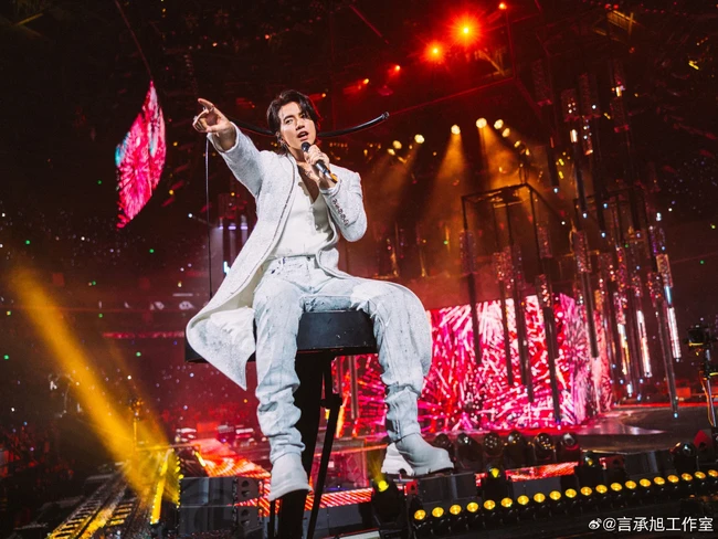 Di konser kali ini, pemain ‘Forbidden Flower’ itu juga sempat mengungkap perasaannya yang bikin haru penggemar. Foto: Weibo Jerry Yan Studio