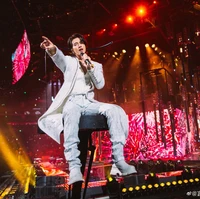 Di konser kali ini, pemain ‘Forbidden Flower’ itu juga sempat mengungkap perasaannya yang bikin haru penggemar. Foto: Weibo Jerry Yan Studio