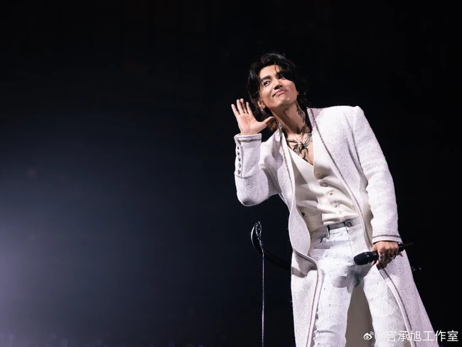 Penampilan Jerry Yan kembali menjadi topik hangat di media sosial. Masih dengan gaya rambut panjang, wajah pemeran ‘Dao Ming Tse’ itu dianggap tidak banyak berubah sejak era ‘Meteor Garden’ yang mempopulerkannya. Foto: Weibo Jerry Yan Studio