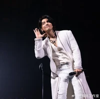 Penampilan Jerry Yan kembali menjadi topik hangat di media sosial. Masih dengan gaya rambut panjang, wajah pemeran ‘Dao Ming Tse’ itu dianggap tidak banyak berubah sejak era ‘Meteor Garden’ yang mempopulerkannya. Foto: Weibo Jerry Yan Studio