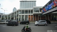 Pemerintah memastikan fasilitas pejalan kaki di permukaan jalan, seperti pelican crossing, tetap beroperasi meskipun JPO dibangun kembali. 