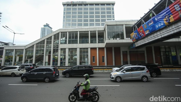 Pekerja menyelesaikan progres pembangunan kembali Jembatan Penyeberangan Orang (JPO) Sarinah di Jalan MH Thamrin, Jakarta, Sabtu (17/1/2025).