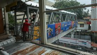  JPO yang selama puluhan tahun menjadi salah satu ikon kawasan ini dirancang kembali untuk terintegrasi langsung dengan Halte TransJakarta MH Thamrin dan trotoar di sekitar Gedung Bawaslu.