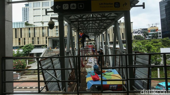 Pekerja menyelesaikan progres pembangunan kembali Jembatan Penyeberangan Orang (JPO) Sarinah di Jalan MH Thamrin, Jakarta, Sabtu (17/1/2025).