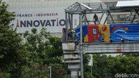 Di sisi lain, pembangunan menilai JPO akan memberikan kenyamanan dan keamanan lebih bagi pejalan kaki di kawasan dengan lalu lintas padat. 