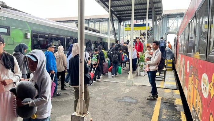 Keterlambatan kedatangan kereta tujuan Malang dan Surabaya