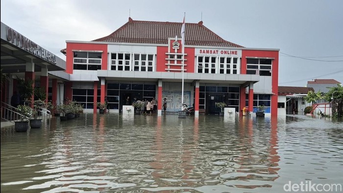 Kantor Samsat Kendal tutup gegara kebanjiran, Sabtu (17/1/2026).