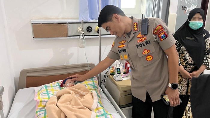 Kapolresta Banyuwangi Kombes Rofik Ripto Himawan saat mengunjungi bayi di RS Blambangan