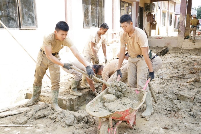 Praja IPDN Bantu Bersihkan Dinkes Aceh Tamiang, Progres Capai 80%