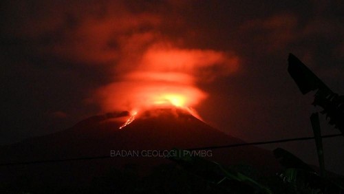 Keterangan: Gunung Ile Lewotolok di Kabupaten Lembata, Nusa Tenggara Timur (NTT), meletus 277 kali sejak semalam, Jumat (16/1/2026). (Dok. PVMBG)