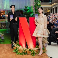 Kim Seon Ho dan Go Yoon Jung menyapa penggemar di pop-up zone yang dihadirkan Netflix di mal Kota Kasablanka, Jakarta Selatan. Ratusan penggemar tak henti-hentinya meneriakkan nama Kim Seon Ho. Foto: Dok. Chairini/Wolipop, Netflix Indonesia