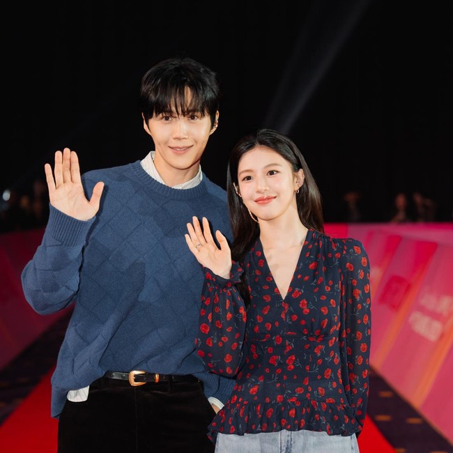 Potret Kim Seon Ho dan Go Yoon Jung Tebar Pesona di Jakarta