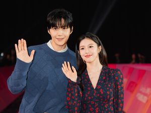 Potret Kim Seon Ho dan Go Yoon Jung Tebar Pesona di Jakarta