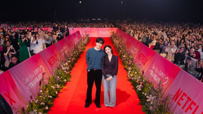 Selain jumpa pers, Kim Seon Ho dan Go Yoon Jung juga menghadiri fan meeting di Kota Kasblanka, Jakarta Selatan. Keduanya berjalan melewati ratusan penggemar dan tak henti-hentinya menebarkan senyum. Foto: Dok. Chairini/Wolipop, Netflix Indonesia