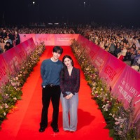 Selain jumpa pers, Kim Seon Ho dan Go Yoon Jung juga menghadiri fan meeting di Kota Kasblanka, Jakarta Selatan. Keduanya berjalan melewati ratusan penggemar dan tak henti-hentinya menebarkan senyum. Foto: Dok. Chairini/Wolipop, Netflix Indonesia