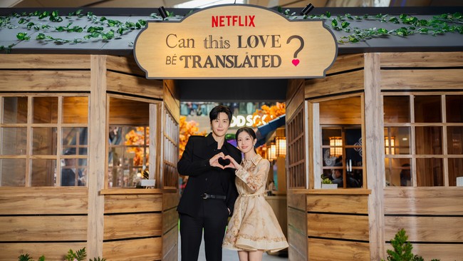 Dalam drama Korea Can This Love Be Translated, Kim Seon Ho berperan sebagai seorang penerjemah bahasa asing bernama Joo Ho-jin. Sedangkan Go Yoon Jung memerankan seorang aktris yang tengah naik daun, Cha Mu-hee. Foto: Dok. Chairini/Wolipop, Netflix Indonesia