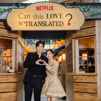 Dalam drama Korea Can This Love Be Translated, Kim Seon Ho berperan sebagai seorang penerjemah bahasa asing bernama Joo Ho-jin. Sedangkan Go Yoon Jung memerankan seorang aktris yang tengah naik daun, Cha Mu-hee. Foto: Dok. Chairini/Wolipop, Netflix Indonesia