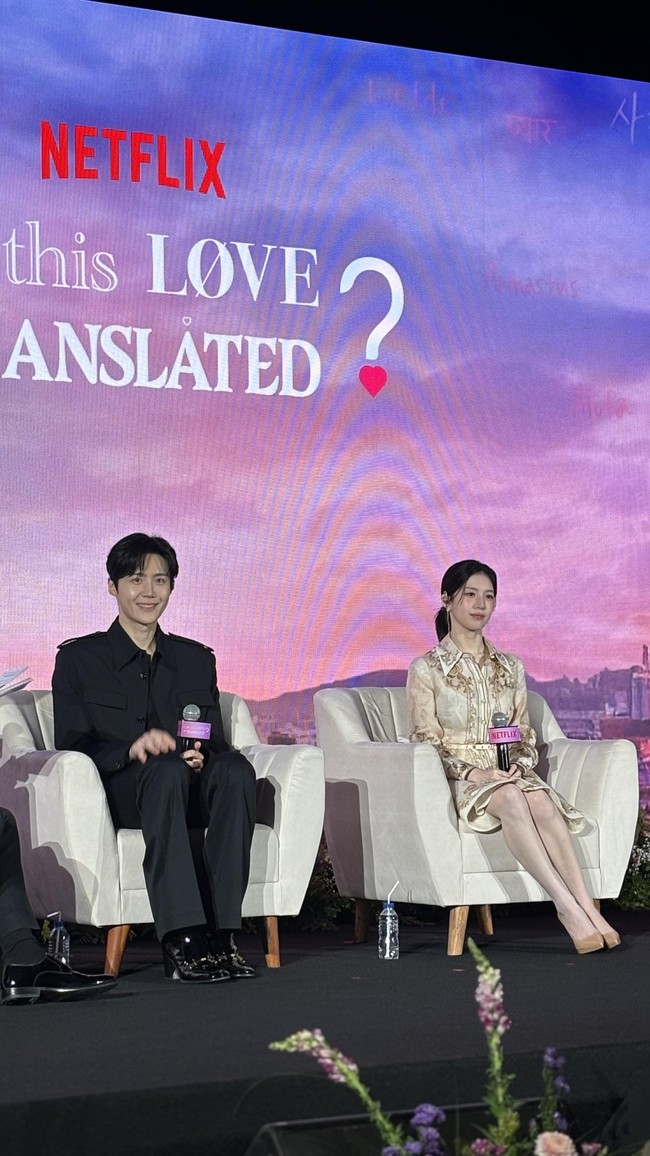 Kim Seon Ho terlihat mampu berbicara dalam banyak bahasa asing dalam Can This Love Be Translated, mulai dari bahasa Inggris, Italia hingga Jepang. Seon Ho mengungkapkan demi drama Korea terbarunya ini, dia belajar banyak bahasa asing selama empat bulan dengan guru bahasa yang berbeda-beda. Foto: Dok. Chairini/Wolipop, Netflix Indonesia