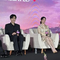 Kim Seon Ho terlihat mampu berbicara dalam banyak bahasa asing dalam Can This Love Be Translated, mulai dari bahasa Inggris, Italia hingga Jepang. Seon Ho mengungkapkan demi drama Korea terbarunya ini, dia belajar banyak bahasa asing selama empat bulan dengan guru bahasa yang berbeda-beda. Foto: Dok. Chairini/Wolipop, Netflix Indonesia