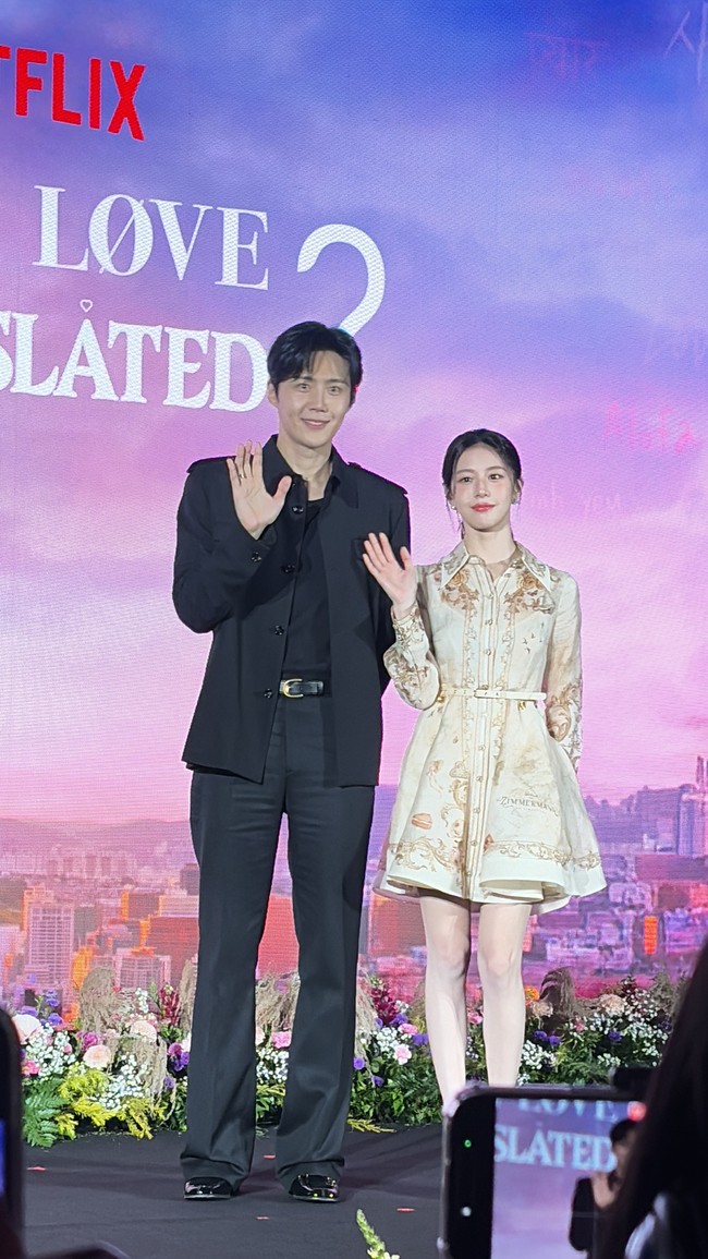 Kim Seon Ho dan Go Yoon Jung hadir di Kota Kasblanka, Jakarta Selatan, Jumat (16/1/2026). Keduanya hadir untuk menyapa penggemar menjelang penayangan drama Korea ‘Can This Love Be Translated?’ di Netflix. Foto: Dok. Chairini/Wolipop, Netflix Indonesia