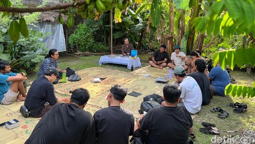 Komunitas Pewarta Foto Denpasar membedah karya-karya foto jurnalistik lewat diskusi buku di Teman Sayur, Denpasar, Sabtu (17/1/2026). (Foto: Rizki Setyo/detikBali)