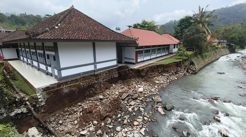 Kondisi bangunan SMPN 3 Busungbiu, Buleleng, seusai tergerus air sungai meluap, Sabtu (17/1/2025). (Foto: Made Wijaya Kusuma/detikBali)