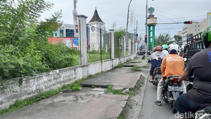 Kondisi trotoar di Jalan Guru Patimpus Kota Medan. (Rechtin Hani Ritonga/detikSumut)