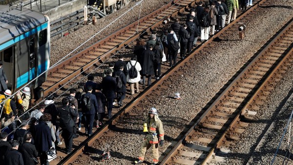 Kereta Lumpuh 9 Jam di Tokyo, Penumpang Tetap Tertib
