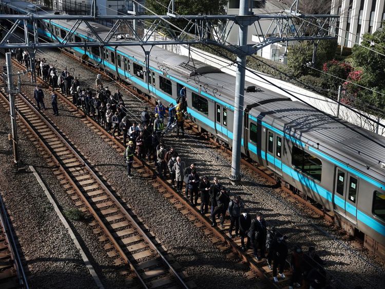 Listrik Padam, Jalur Kereta Paling Sibuk di Dunia Lumpuh Total!