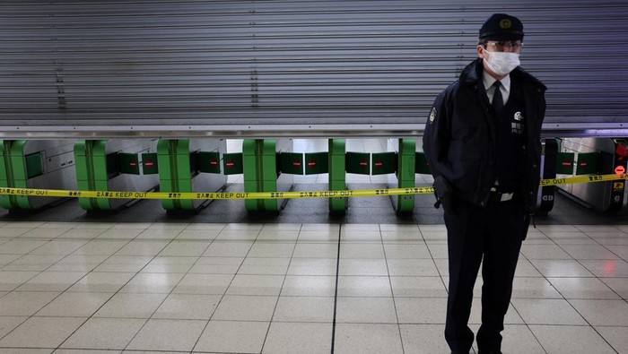 Passengers evacuated from a stranded train on Keihin-Tohoku line walk to Tamachi station in Tokyo, Japan, January 16, 2026. REUTERS/Kim Kyung-Hoon