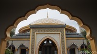 Masjid Al-Ikhlas di Riverwalk Island, Pantai Indah Kapuk 2 (PIK2), resmi dibuka pada awal 2026 sebagai ruang ibadah baru di tengah pesatnya perkembangan kawasan modern tersebut.