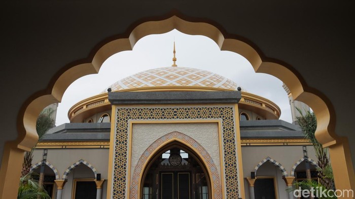 Masjid Al-Ikhlas di Riverwalk Island, Pantai Indah Kapuk 2 (PIK2), resmi dibuka pada awal 2026 sebagai ruang ibadah baru di tengah pesatnya perkembangan kawasan modern tersebut.