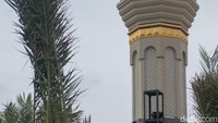 Bangunan masjid dirancang dengan arsitektur klasik Islam yang menonjolkan kubah, pilar, dan ornamen arabesque. Desain tersebut menghadirkan suasana religius sekaligus estetika yang elegan dan menenangkan.