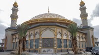 Masjid Al-Ikhlas berdiri di atas lahan seluas sekitar ±2.435 meter persegi. Daya tampungnya mencapai kurang lebih 600 jamaah dengan ruang shalat yang representatif.