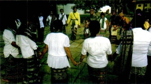Masyarakat Suku Dawan Sedang Melakukan Tari Bonet (Dok. Buku yang ditulis oleh I Made Sumerta, dkk (2016) dengan judul Inventarisasi Perlindungan Karya Budaya Tari Bonet Di Kupang Provinsi Nusa Tenggara Timur)