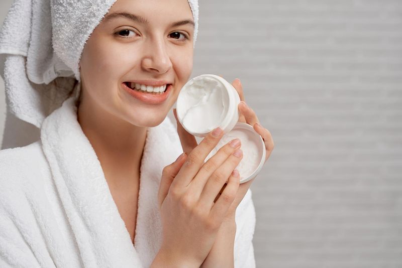 Memakai Skincare di Wajah Memakai Skincare di wajah