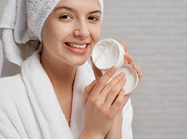 Memakai Skincare di wajah