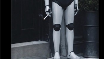 Meme robot Grok yang pasrah ini ramai dipakai warganet buat menyindir AI X yang ikut “kena imbas”. Foto: X.com