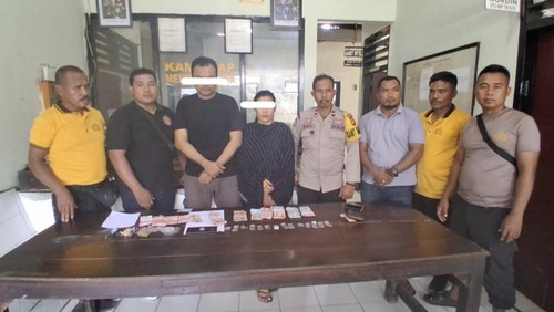 Pasutri berinisial AA dan PR ditangkap polisi karena menjual sabu-sabu di Desa Rato, Kecamatan Bolo, Kabupaten Bima, NTB, Sabtu (17/1/2026). (Foto: Dok. Polsek Bolo)