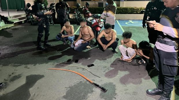 Patroli Satuan Brimob Polda Metro Jaya dan Polres Metro Jaktim menggagalkan rencana tawuran serta balap liar. Polisi menyita motor, sajam, hingga air keras. (dok Ist)