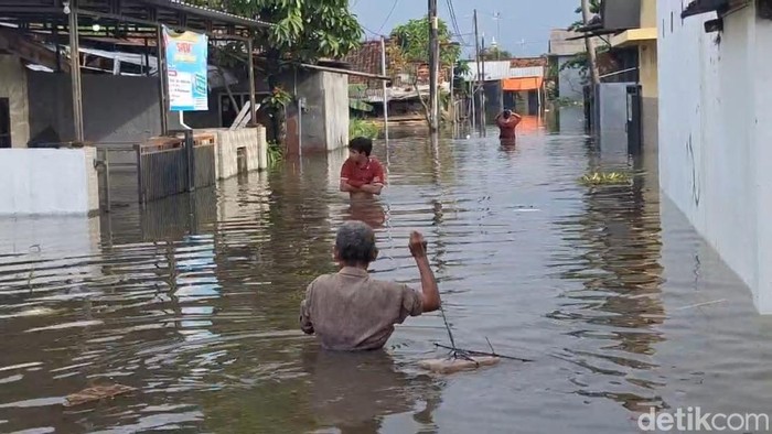 Penampakan banjir di Pekalongan Barat, Kota Pekalongan, Sabtu (17/1/2026). Imbasnya, ratusan warga mengungsi di aula kantor kecamatan setempat.
