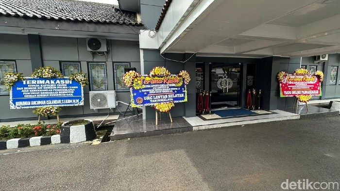 Penampakan karangan bunga di Polres Ciamis dari komunitas ojol.