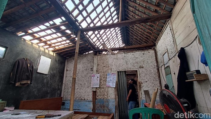 Penampakan rumah terdampak angin puting beliung di Desa Kotayasa, Kecamatan Sumbang, Kabupaten Banyumas, Sabtu (17/1/2026).