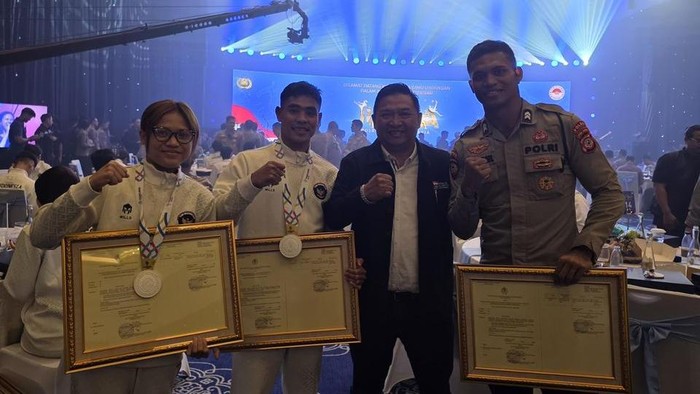 Petinju Tinju Indonesia yang Sukses di SEA Games 2025 Dapat Penghargaan