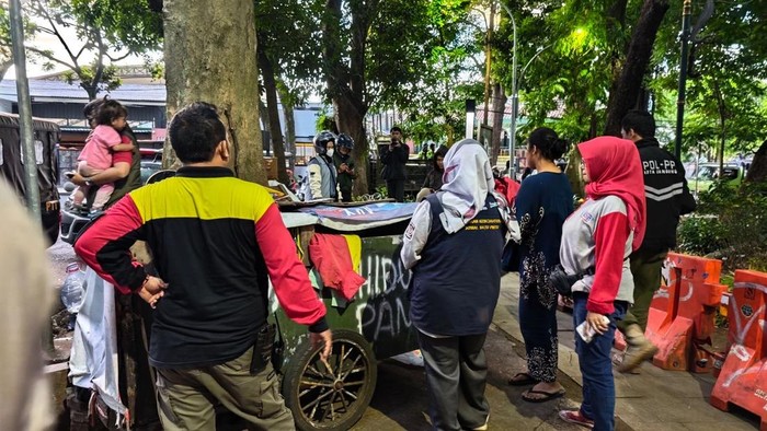 Petugas jaring tunawisma di sejumlah titik Kota Bandung