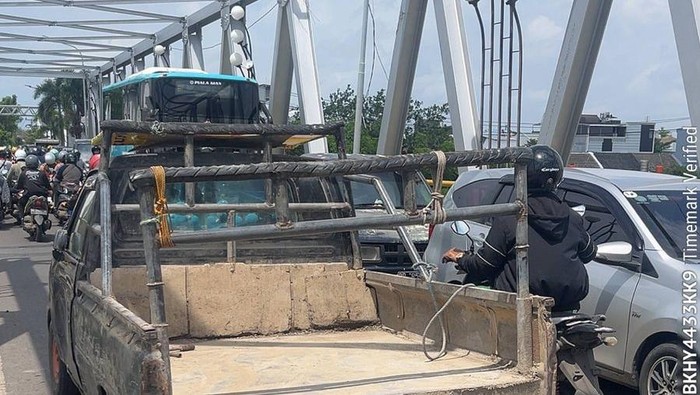 2 Mobil Mogok di Jembatan Barombong Makassar Picu Macet 2 Jam