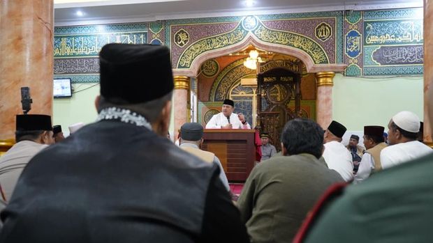 Polda Riau menggelar gerakan subuh berjamaah, ajak warga jaga kamtibmas dan lingkungan.