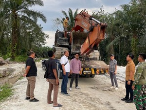 Polisi-TNI Bongkar Tambang Ilegal di Kampar Riau, 2 Pekerja Diamankan
